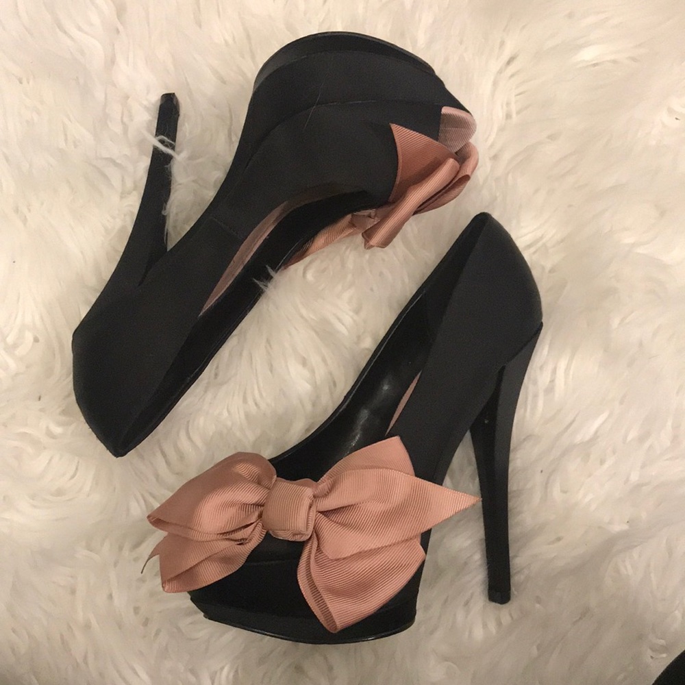 Also Black Pump with baby pink bow